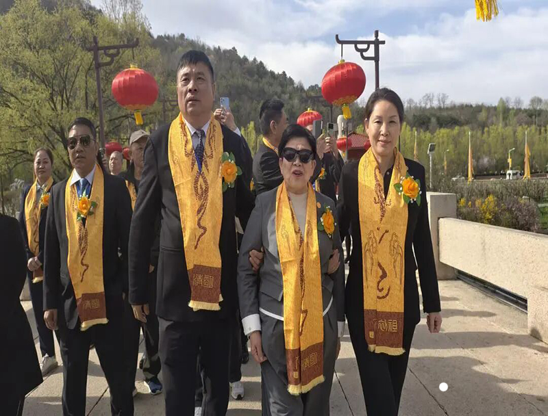 寻根桥山祭始祖 同心共筑中华魂——郑定辉参加在陕西黄陵隆重举行的丙午年清明公祭轩辕黄帝典礼 寻根桥山祭始祖 同心共筑中华魂——郑定辉参加在陕西黄陵隆重举行的丙午年清明公祭轩辕黄帝典礼